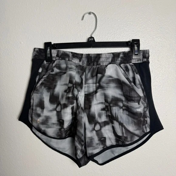 Under Armour Womens HeatGear Running Shorts Medium Black Grey Abstract - Picture 2 of 8